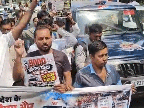 ‘भ्रम में मत रहो, तुम्हारे बुलडोजर से डर जाएंगे’:लखनऊ में एंबुलेंस ड्राइवरों का प्रदर्शन, रोते हुए बोले- कोरोना में हीरो कहा, बाद में नौकरी से निकाला