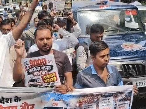 ‘भ्रम में मत रहो, तुम्हारे बुलडोजर से डर जाएंगे’:लखनऊ में फूटकर रोए एंबुलेंस ड्राइवर, बोले- हमारे घरों का चूल्हा बुझाने वाले, मिट्टी में मिल जाएंगे