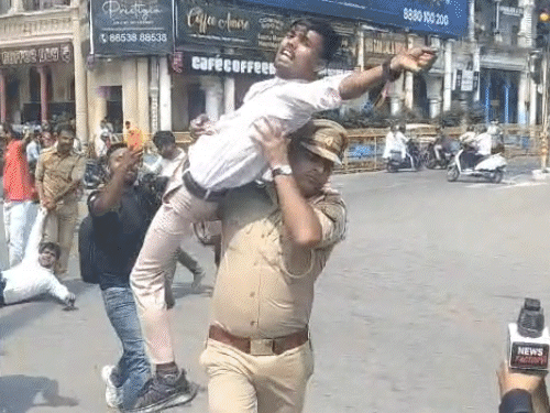 लखनऊ में सपा कार्यकर्ताओं का हंगामा, पुलिस से धक्का-मुक्की:CEC के नाम से निकाली अस्थि कलश यात्रा, पुलिसकर्मियों ने कंधे पर उठाकर हटाया