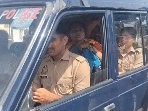 आगरा में गोड़से का श्राद्ध करने पहुंचे हिंदूवादी नेता:पुलिस ने तर्पण सामग्री छीनी, हिंदू महासभा की जिलाध्यक्ष को जीप में भरकर ले गए