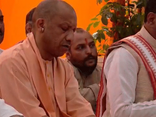 गांधी जयंती पर सीएम योगी ने चरखा चलाया:लखनऊ में बच्चों ने 'वैष्णव जन तो तेने कहिए' सुनाया, बोले- चरखा आत्मनिर्भरता का आधार