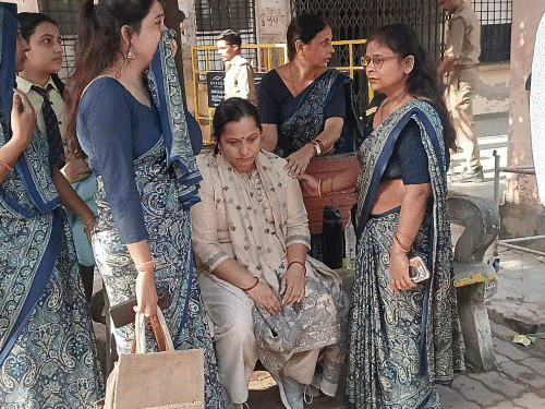 गांधी जयंती मनाने जा रहे टीचर समेत 3 की मौत:कानपुर में स्कूल बस और डंपर की आमने-सामने भिड़ंत, 5 घायल