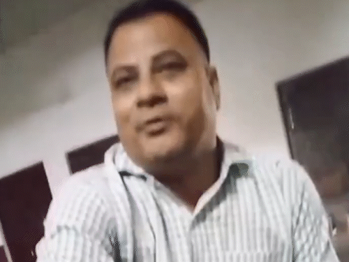 स्कूल प्रबंधक का अश्लील हरकतें करते हुए VIDEO:महिला टीचर से की छेड़छाड़, पीड़िता बोली- दूर रहिए, टच मत करिएगा; हम मार देंगे
