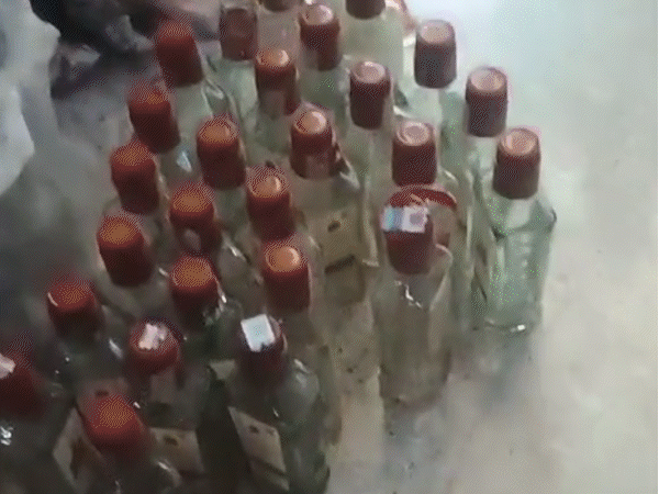 चारधाम यात्रा के नाम पर MP के यात्रियों से फ्रॉड:गुजरात के बाबा ने 5100 रुपए प्रति यात्री वसूले, लौटते समय बस ने रास्ते छोड़ा