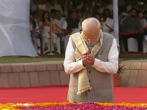 महात्मा गांधी की 157वीं जयंती:पीएम मोदी ने राजघाट पर श्रद्धांजलि दी; राहुल गांधी भी पहुंचे, पिछले साल नहीं गए थे