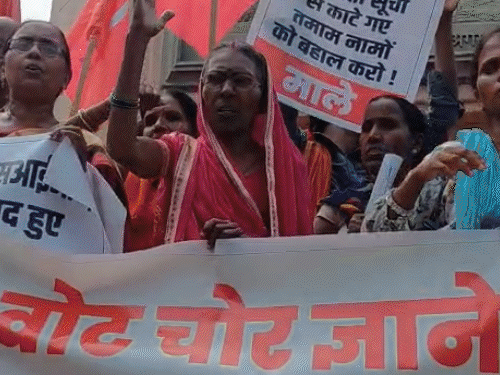 'वोट चोर ज्ञानेश कुमार इस्तीफा दो'..पोस्टर के साथ प्रदर्शन:पटना में विपक्ष का लोकतंत्र बचाओ मार्च; चौक-चौराहों पर फोर्स तैनात