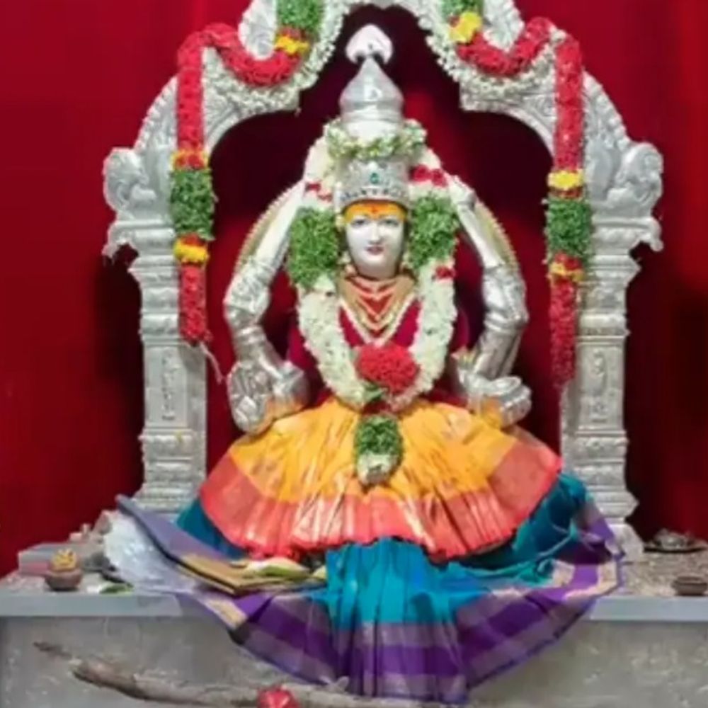 हैदराबाद मंदिर में संतोषी माता की मूर्ति तोड़ने की कोशिश:आरोपी ने मूर्ति पर लकड़ी से हमला किया; लोगों ने पकड़कर पुलिस को सौंपा