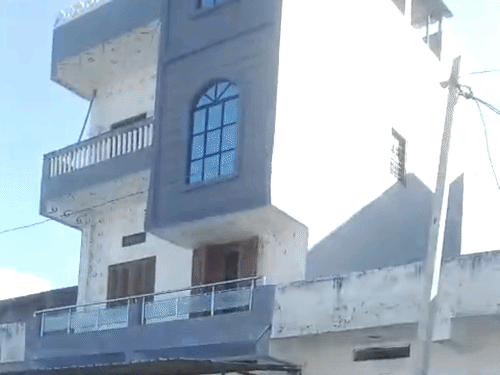 सलूंबर में तीन मंजिला बिल्डिंग भरभराकर गिरी:हादसे से कुछ देर पहले बाहर निकले परिवार के 3 लोग