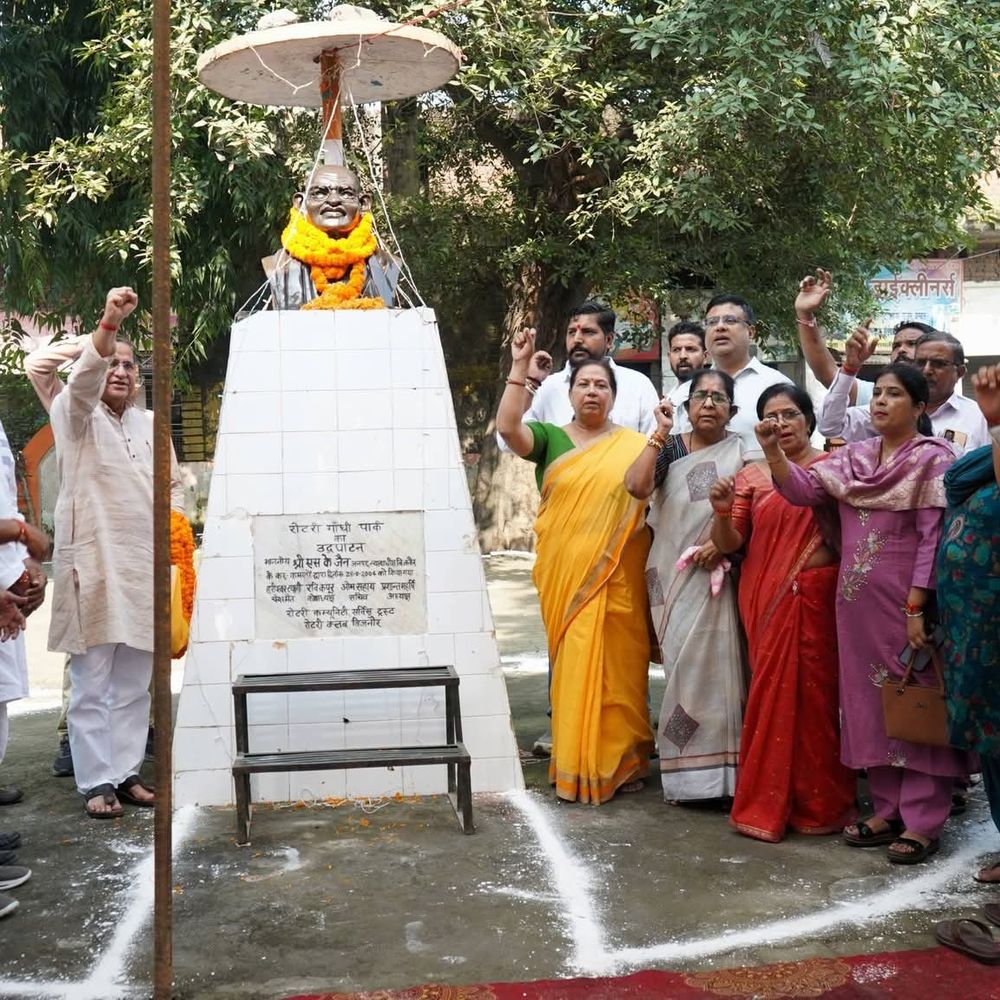 बिजनौर पालिका में गांधी-शास्त्री जयंती:ध्वजारोहण से शुरुआत, प्रतिमाओं पर पुष्पांजलि के बाद किया पौधरोपण