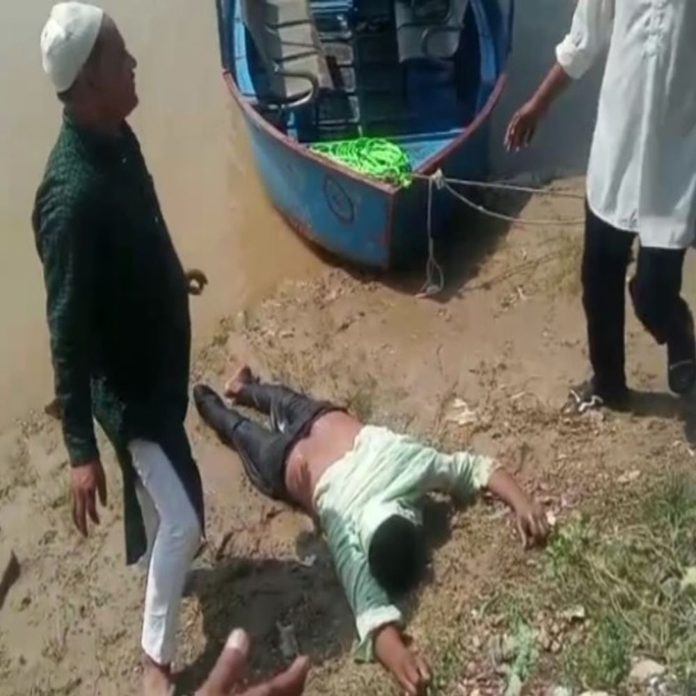 नदी में कूदा व्यक्ति, स्टीमर चालक ने 2-मिनट में बचाया:आधार कार्ड में नाम गलत होने से परेशान था, बोला- सोचा अब ठीक नहीं होगा