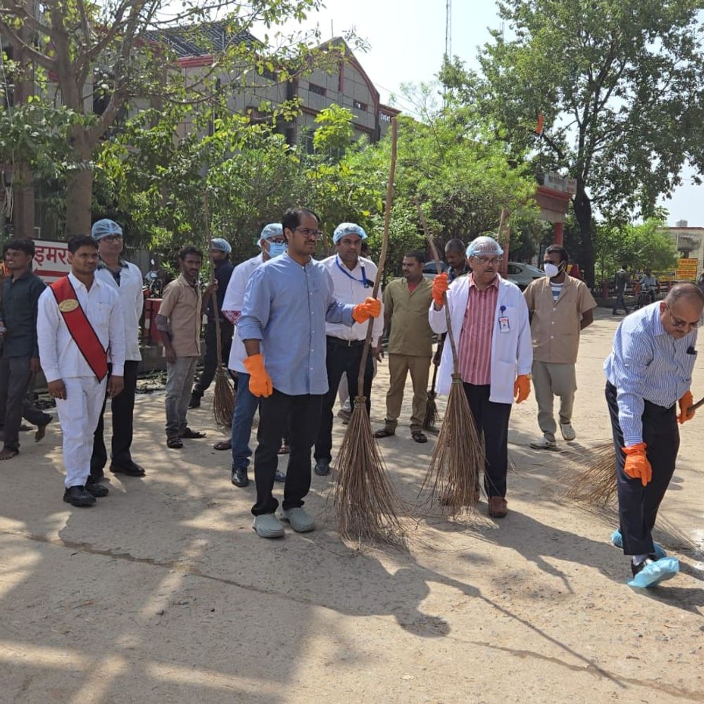 DM ने गांधी जयंती पर अस्पताल में किया श्रमदान:चित्रकूट में मरीजों को बांटे फल, गुटखा दुकान पर 200 रुपए लगाया जुर्माना