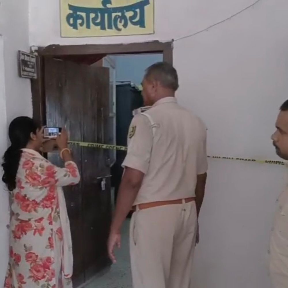 बांका में नाबालिग से छेड़खानी, प्रभारी प्रधानाध्यापक गिरफ्तार:रजिस्ट्रेशन के बहाने ऑफिस बुलाया, POCSO में FIR