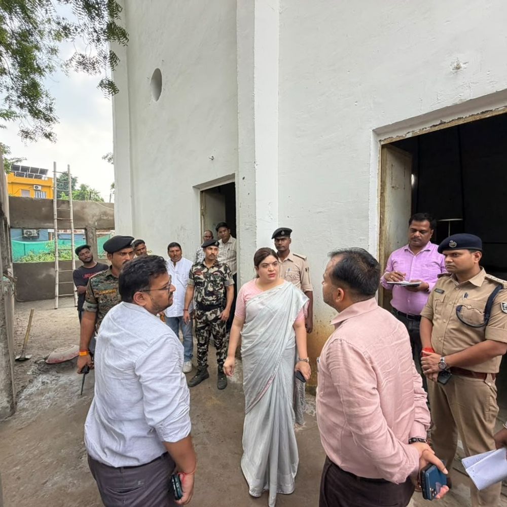 डीएम ने दाउदनगर टाउन हॉल के काम का निरीक्षण किया:समय पर गुणवत्ता से काम पूरा करने का निर्देश, इंजीनियर की गैरमौजूदगी पर जताई नाराजगी