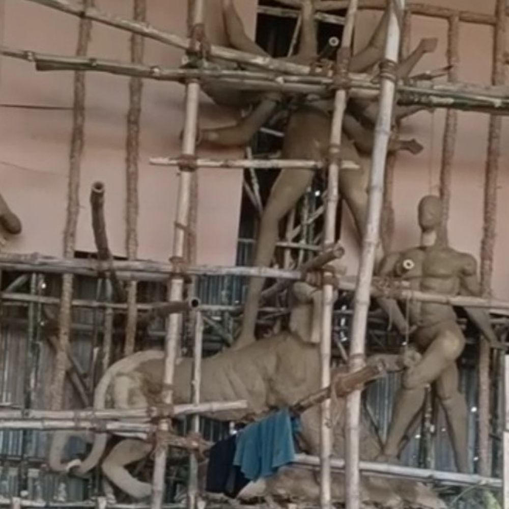 भदोही में सोमनाथ मंदिर की तर्ज पर बना दुर्गा पंडाल:75 लाख लागत, हर साल दिखती है नए मंदिर की झलक