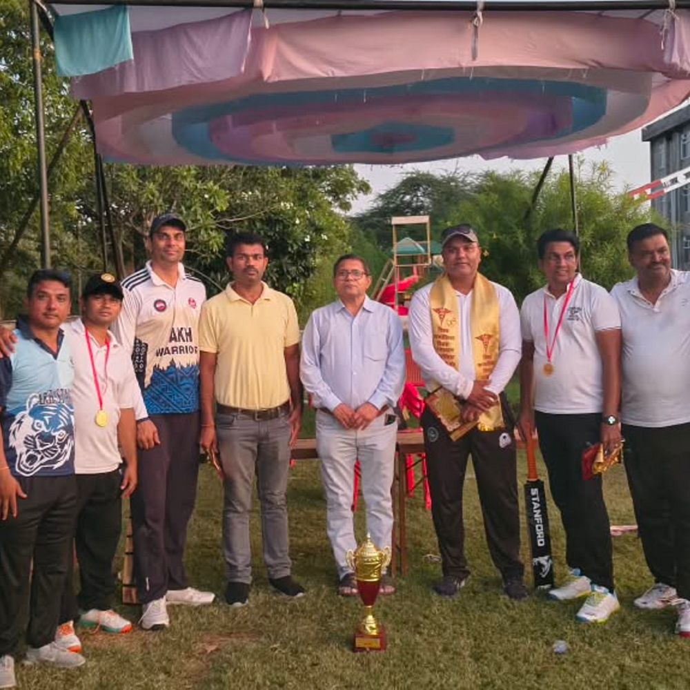 फार्मासिस्ट ने खेला मैत्री क्रिकेट, स्वास्थ्य जांच शिविर भी लगाया