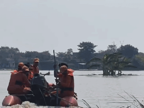 मुजफ्फरपुर- बाढ़ प्रभावित माधोपुर हजारी पहुंचे डीएम:मोटर बोट से स्थिति देखी, प्रभावितों को राहत सामग्री और पॉलीथिन बांटी; बोले- जरूरतमंदों को मिले हर संभव मदद