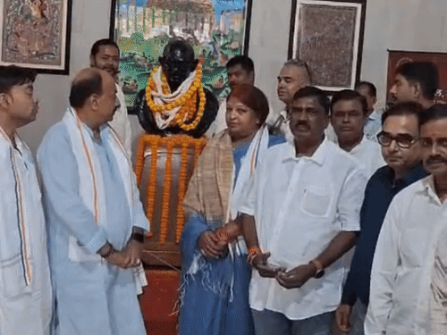 मुजफ्फरपुर- गांधी जयंती पर खादी मॉल में 50% तक छूट:मंत्री बोले- लोकल खरीदना कारीगरों के हुनर का सम्मान; डीएम ने गांधी-शास्त्री को किया नमन