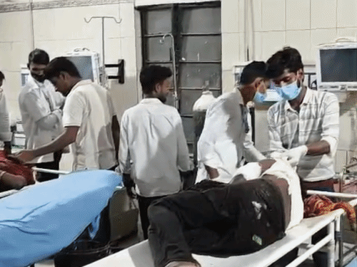 समस्तीपुर में ट्रैक्टर ने बाइक सवार भाई-बहन को टक्कर मारी:बहन को ससुराल छोड़ने जा रहा था भाई, दोनों गंभीर घायल; एक रेफर