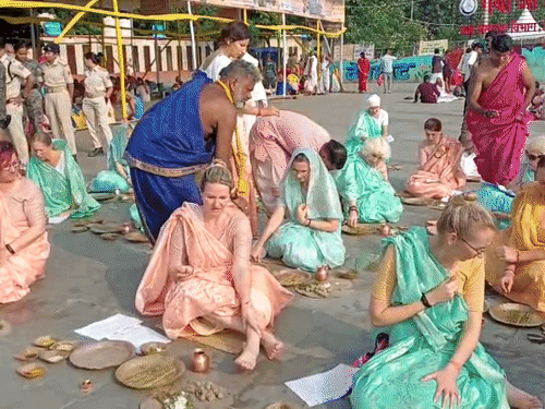 गयाजी में 48 विदेशी श्रद्धालुओं ने अपनाया सनातन धर्म:फल्गु नदी के किनारे पितरों का किया पिंडदान; बोले- आत्मा की शांति के लिए यहां आए हैं