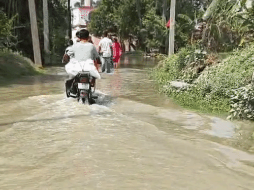 बेगूसराय में 15 दिन बाद तीसरी बार उफान पर गंगा:6 प्रखंड की एक लाख आबादी प्रभावित, गांव की सड़कों से गलियों तक 2 फीट पानी