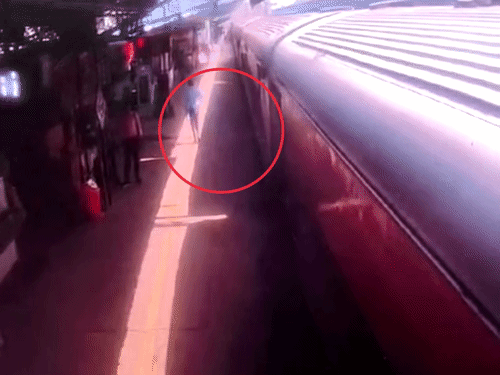 अंबाला में चलती ट्रेन में चढ़ते समय फिसला यात्री:RPF जवान ने खींचकर बचाया, CCTV में कैद हुई VIDEO