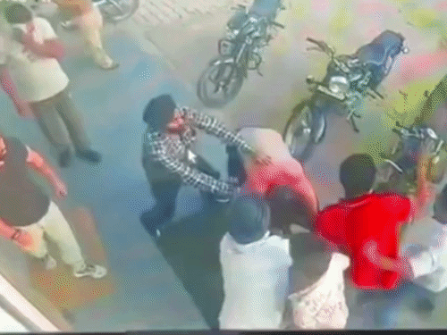 यमुनानगर में जिम के बाहर युवक क्रिकेट बैट से पीटा:पांच युवकों ने मारे थप्पड़-मुक्के, टीशर्ट फटी; जिम में घुसकर बचाई जान