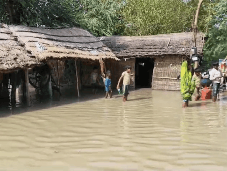 गोंडा में बाढ़ से 23000 की आबादी परेशान:घाघरा नदी खतरे के निशान से 21 सेंटीमीटर नीचे बह रही, कटान से बढ़ी मुश्किलें