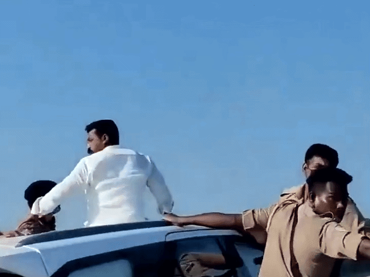 सांसद चंद्रशेखर ने फॉरच्यूनर के बोनट पर बैठकर भरी फर्राटा,VIDEO:5 पुलिसकर्मी लटके रहे; संभल से लौट रहे थे