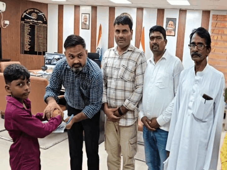 नेपाल त्रासदी के लिए गुल्लक देने वाले अल्फाज का सम्मान:नेपाल सरकार ने स्मृति चिन्ह भेजा, कुशीनगर में डीएम ने नवाजा