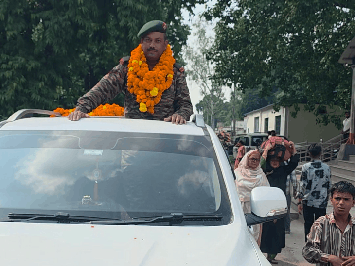 26 साल देश सेवा के बाद हवलदार राजेश गोंडा लौटे:5KM रोड शो, परिजनों और लोगों ने किया स्वागत, लगे भारत माता की जय के नारे