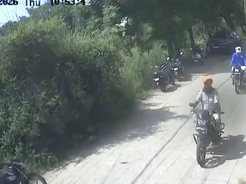 अंबाला में 1:30 मिनट में बाइक चोरी CCTV में कैद:सुबह 9:37 बजे कर्मचारी पहुंचा, शाम 6:30 बजे गायब मिली बाइक, पराओ थाने में शिकायत