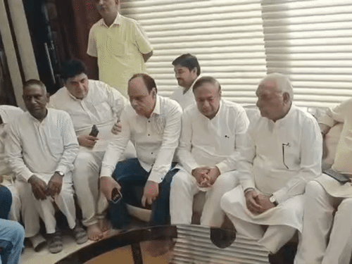 भूपेंद्र हुड्डा ने बीजेपी सरकार पर साधा निशाना:पूर्व सीएम बोले-चुनाव आयोग और बीजेपी के बीच सांठगांठ; पूर्व MLA के पिता के शोक सभा में पहुंचे