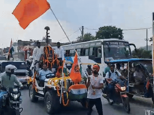 गया में शहीदों को श्रद्धांजलि देने तर्पण यात्रा:पूर्व सैनिक, श्रद्धालु और बच्चे हुए शामिल; भारत माता, रानी लक्ष्मीबाई, भगत सिंह से जुड़ी झांकियां भी निकाली