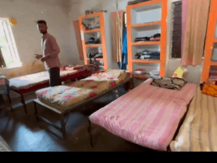 शिकायत लेकर रात में जनप्रतिनिधि के पास पहुंचा बच्चा:चारामा में 67 बच्चों के छात्रावास में 4 शौचालय,3 ही उपयोग लायक,अधीक्षक पर लापरवाही का आरोप