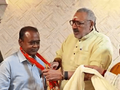 'CEC ज्ञानेश कुमार को सम्मानित करना चाहिए':गिरिराज सिंह ने विपक्ष को घेरा, बोले- जिसने जीवन भर लोकतंत्र का गला घोंटा, आज वही आरोप लगा रहे