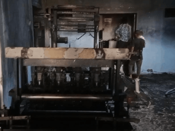 धमतरी में प्रिंटिंग दुकान में आग से लाखों का नुकसान:थैला प्रिंटिंग की 2 मशीनें समेत कैरी बैग और पेपर प्रिंटिंग मशीन जली