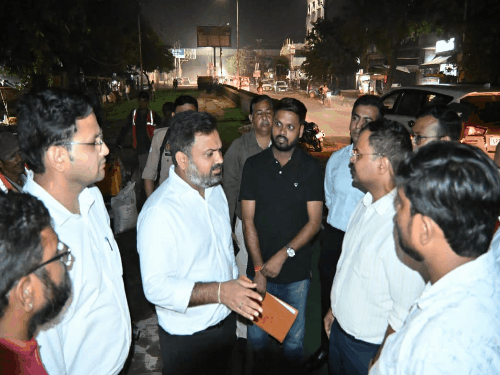 CM ग्रिड सड़क का देर रात DM ने निरीक्षण किया:30 अक्टूबर तक काम पूरा करने का अल्टीमेटम, कूड़ा फैलाने वालों पर कार्रवाई होगी