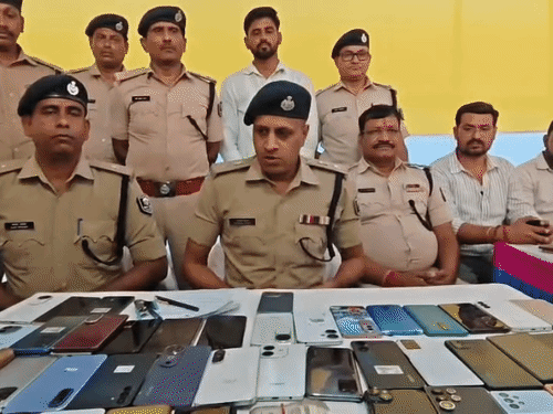 गयाजी पितृपक्ष मेला- AI तकनीक से पकड़ाया अंतरराज्यीय चोर गिरोह:44 मोबाइल, कैश, हथियार बरामद; सभी 8 आरोपी बंगाल के आसनसोल के रहने वाले हैं