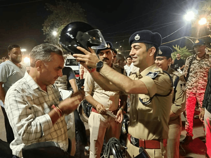हेलमेट नहीं पहने तो बनाए चालान, 25 पर कार्रवाई:कलेक्टर-एसपी ने रक्षा के लिए लोगों को बांटे भी; 100 हेलमेट लोगों को बांटे