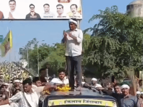 बारां में खाद संकट पर हजारों किसानों ने घेरा कलेक्ट्रेट:नरेश मीणा के नेतृत्व में बाइक रैली निकाली, किसानों ने झाडू लेकर जताया विरोध