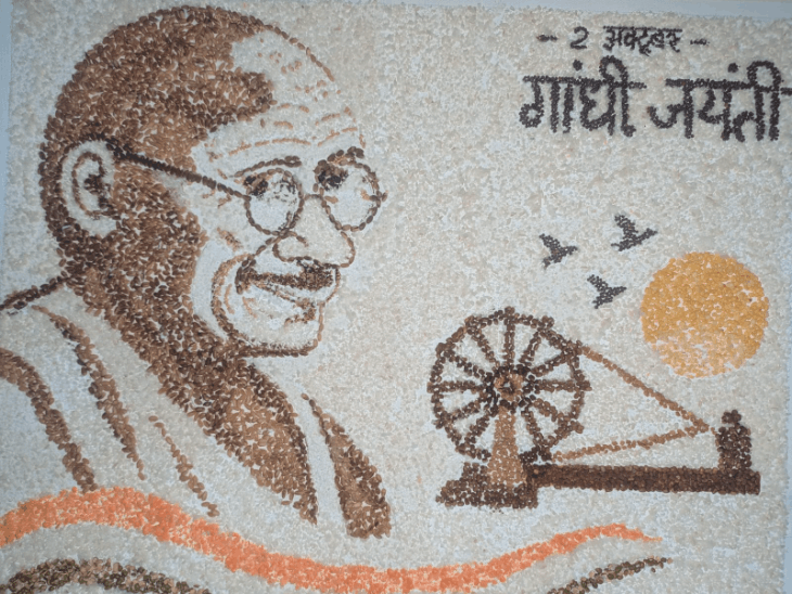 दाल-चावल के दानों से बनाया बापू का पोर्ट्रेट:गांधी जयंती पर दी श्रद्धांजलि, 4-5 घंटे में तैयार हुई तस्वीर