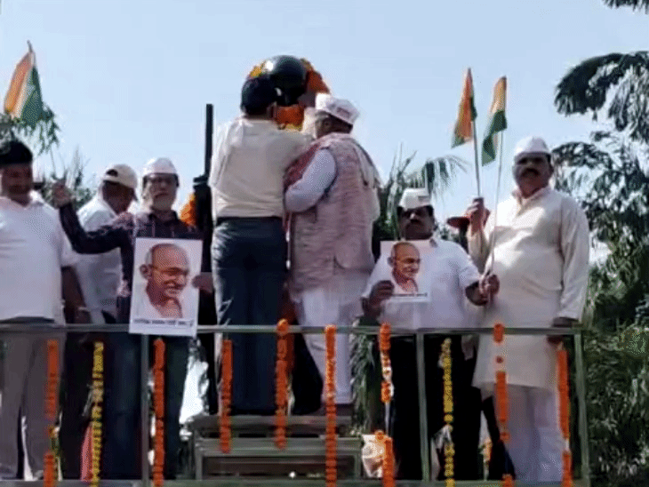ग्वालियर में गांधी जयंती पर कार्यक्रमों का आयोजन:भाजपा-कांग्रेस नेताओं ने बापू को किया नमन; बच्चों ने नाटक और पेंटिंग से दिया स्वच्छता का संदेश