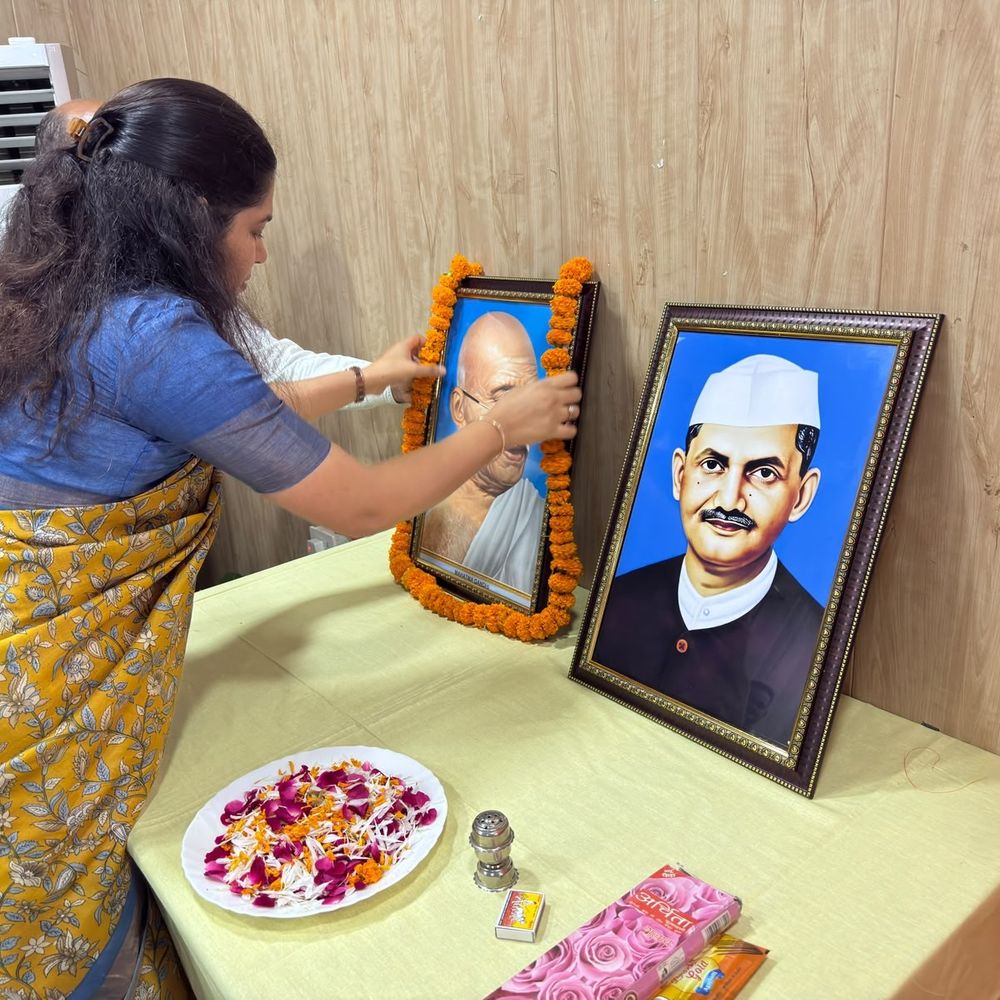 श्रावस्ती में गांधी-शास्त्री जयंती पर नशामुक्ति की शपथ दिलाई:क्रॉसकंट्री धावकों को सम्मान मिला, डीएम ने महापुरुषों के आदर्शों पर चलने को कहा