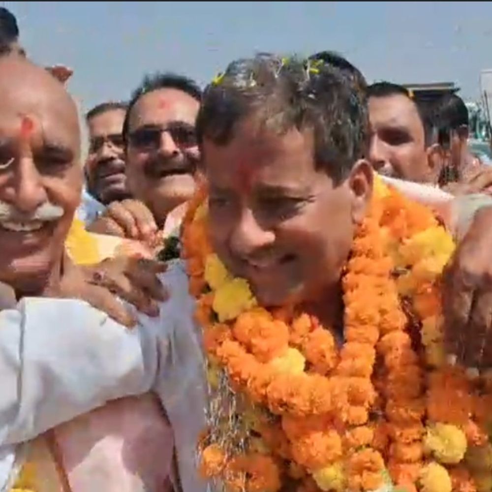 बुलडोजर से भाजपा एमएलसी प्रत्याशी अशोक राठौर पर पुष्पवर्षा:कालपी में कार्यकर्ताओं ने किया जोरदार स्वागत, चुनाव की तैयारियों पर दिया जोर