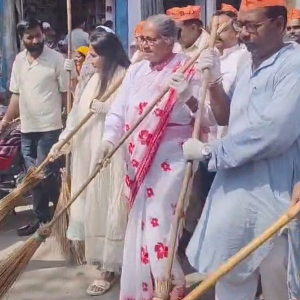 राज्य मंत्री गुलाब देवी ने गांधी जयंती पर झाड़ू लगाई:चन्दौसी में स्वच्छता का संदेश दिया, कई पदाधिकारी भी रहे मौजूद