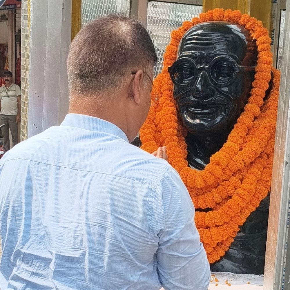 सीतामढ़ी में अधिकारियों ने बापू को नमन कर लिया संकल्प:डीडीसी श्वेता भारती बोलीं-गांधी जी का संदेश आज भी समाज को नई दिशा देता है