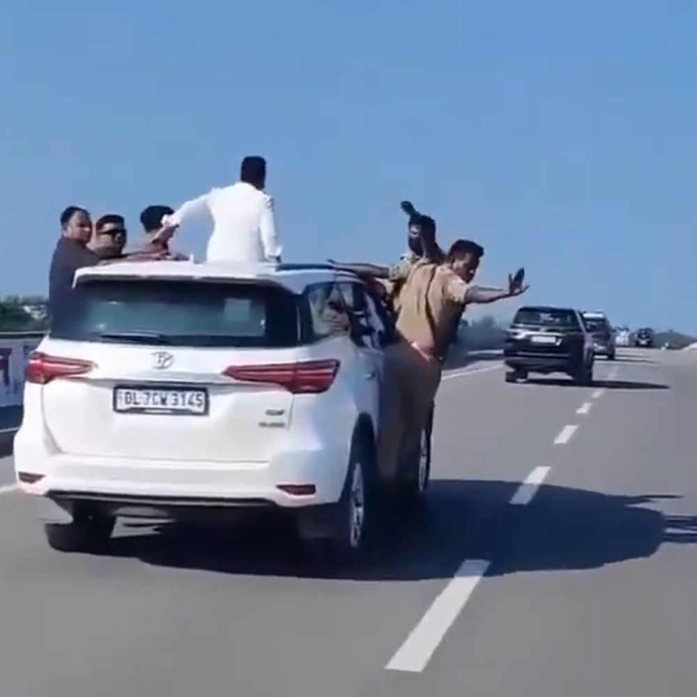 सांसद चंद्रशेखर आजाद फॉरच्यूनर के बोनट पर चढ़े, VIDEO:बिजनौर में बोले- पुलिस भीड़ नहीं हटा पाई तो मुझे बाहर आकर करनी पड़ी अपील