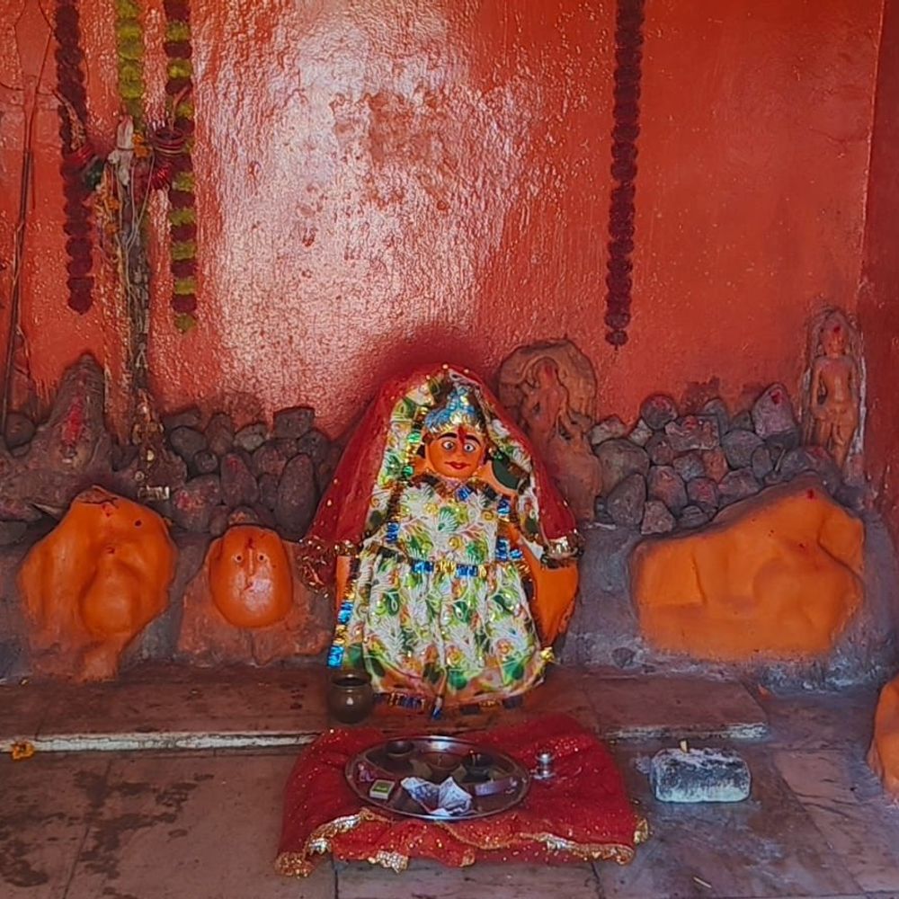 शीतला माता मंदिर जर्जर, जीर्णोद्धार की मांग:बारिश में छत से पानी टपकता पानी; ग्रामीणों ने बाउंड्री वॉल बनाने की मांग
