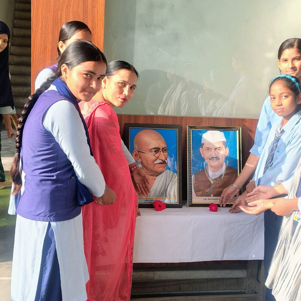 दयानंद आर्यवीर कॉलेज में मनाई गांधी-शास्त्री जयंती:छात्रों ने देशभक्ति गीतों से बांधा समां