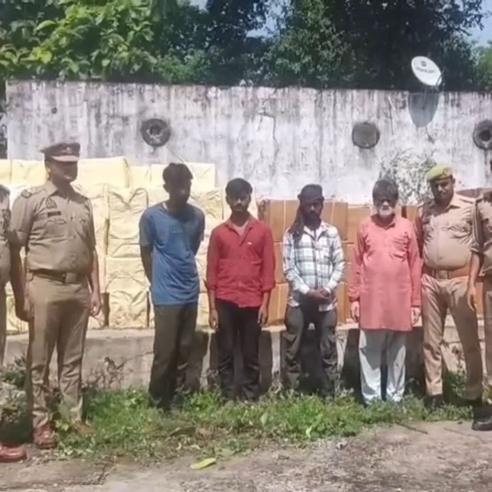 महोबा में 36.94 क्विंटल अवैध पटाखे पकड़े,पिता-बेटों समेत 4 गिरफ्तार:मध्य प्रदेश भेजी जा रही थी 3,694 किलो की खेप, डीसीएम और 2 ट्रैक्टर-ट्रॉली जब्त